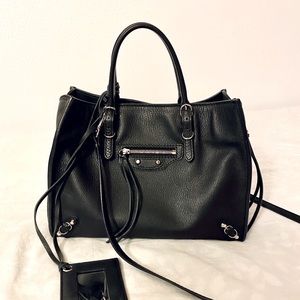 BALENCIAGA
Veau Papier A6 Zip Around Tote Black